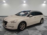la voiture blanche est garée sur un sol en damier dans le garage