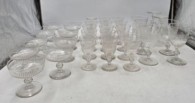 beaucoup de verres posés sur une table recouverte d'une nappe blanche
