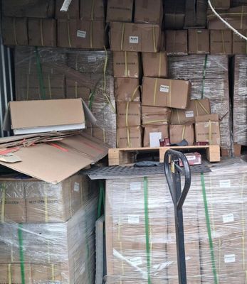 un camion avec plein de cartons à l'arrière