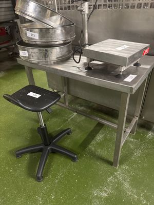 une machine posée sur une table dans une cuisine