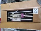 une boîte en carton avec un tas d'outils à l'intérieur