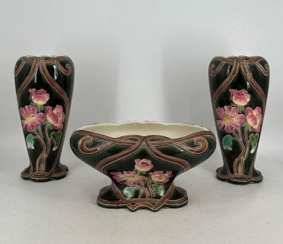 trois vases et un bol posés sur une table