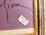une image représentant un tableau d'une femme portant un badge nominatif sur un fond violet