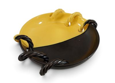 une assiette jaune et noire entourée d'une corde, posée sur un fond blanc