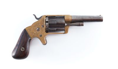 un vieux revolver avec un manche en bois sur fond blanc