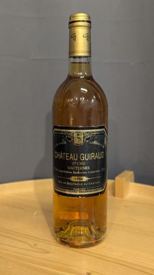 une bouteille de vin posée sur une table