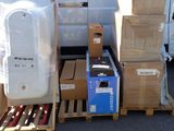Des cartons et des palettes sont empilés sur des palettes devant une camionnette blanche
