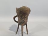 une image représentant un petit objet métallique sur lequel est posée une tasse, sur ses pieds
