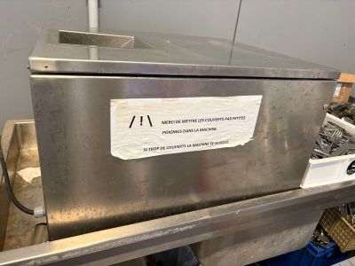 une machine sur laquelle est apposée une étiquette