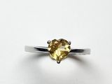 un gros plan d'une bague sertie d'une citrine en forme de cœur