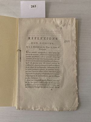 un livre ouvert sur lequel se trouve une feuille de papier