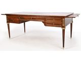 un bureau ancien à deux tiroirs, avec un plateau plaqué laiton