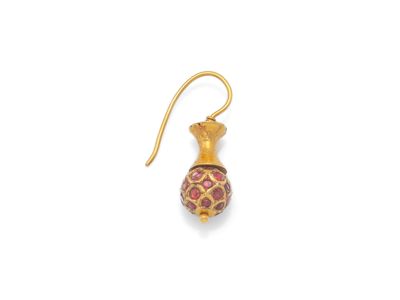 une photo d'une paire de boucles d'oreilles en or ornées de pierres roses