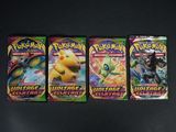 trois paquets de cartes à collectionner Pokémon posés sur une table