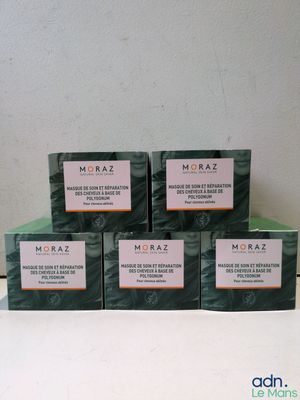 quatre boîtes de savon posées sur un comptoir