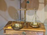 une image représentant la balance de la justice, exposée dans une vitrine