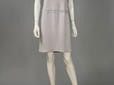 une robe blanche exposée sur un mannequin, un mannequin, un mannequin, un mannequin, un mannequin