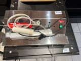 une machine posée sur une table