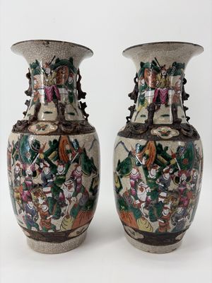 deux vases posés côte à côte sur une surface blanche