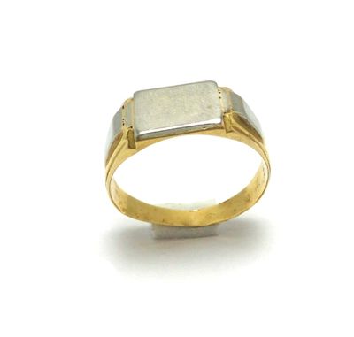 une image représentant une bague en or ornée d'une pierre rectangulaire au centre