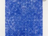 une image représentant un tableau bleu et blanc orné de cercles