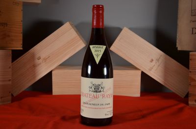 une bouteille de vin posée sur une table