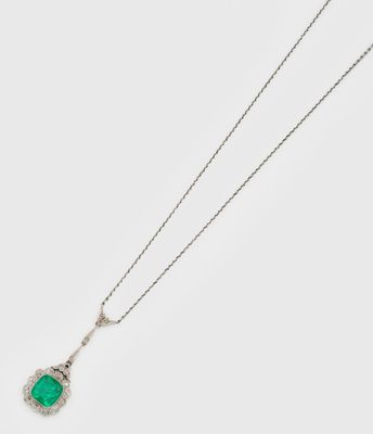 un pendentif en émeraude et diamants monté sur une chaîne