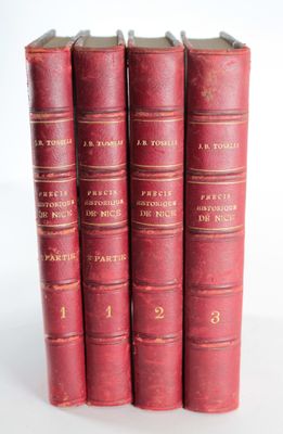 trois livres rouges sont empilés les uns sur les autres