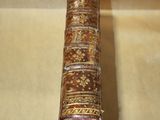 un vieux livre posé sur une table