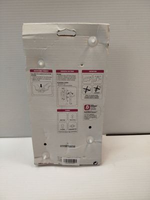 une boîte blanche sur laquelle figurent des instructions, posée sur une table