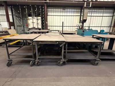 une table placée au milieu d'une pièce
