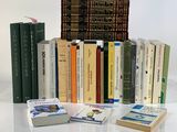 un grand nombre de livres posés sur une table