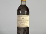 une vieille bouteille de vin posée sur une table