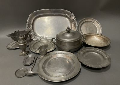 beaucoup de plats et de cuillères en argent sur la table