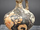 un vieux vase orné d'une peinture, exposé