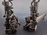 deux pièces métalliques fixées à un morceau de bois