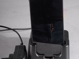 un téléphone portable et un chargeur posés sur une table