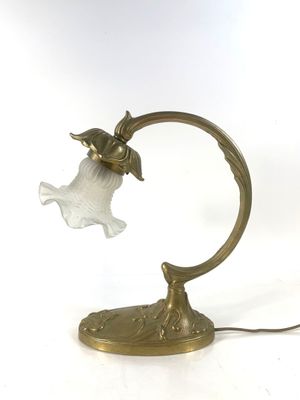 lampe de table en laiton plaqué, dotée d'un abat-jour en verre sur lequel est représenté un oiseau