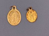 deux médailles d'or représentant la Vierge de Guadalupe et la Vierge de Guadalupe
