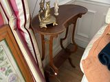 une lampe posée sur une table à côté d'un lit