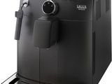 gros plan d'une machine à café sur fond blanc