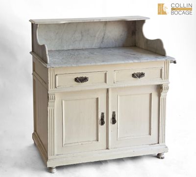 une armoire blanche avec un plan de travail en marbre, montée sur roulettes
