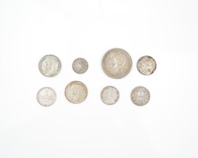 une image représentant un groupe de pièces d'argent sur un fond blanc