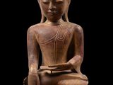 une image représentant une statue d'une personne assise en position de méditation