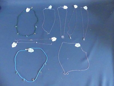 de nombreux colliers et bracelets disposés sur une table