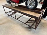 une moto posée sur une table