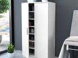 une armoire blanche avec des chaussures posées par terre à côté d'une chaise