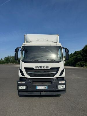 un camion blanc garé dans un parking