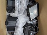 une boîte contenant de nombreux appareils électroniques