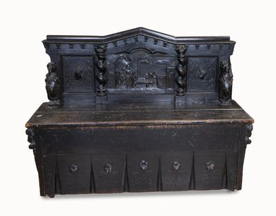 Banc coffre en bois noirci de style néogothique à riche déco…